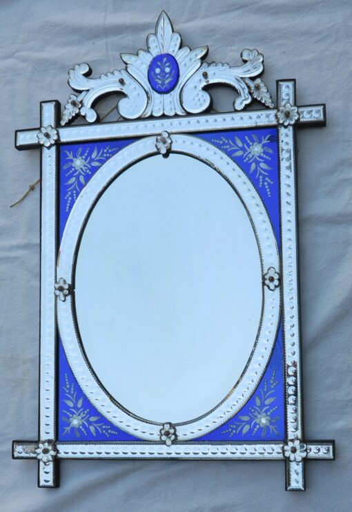 Miroir rectangulaire venitien Napoléon 3 sur cartouches verre bleu cernant un ovale biseauté