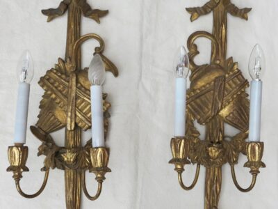 Pair of sconces to the golden wood and golden iron has the waterpot
