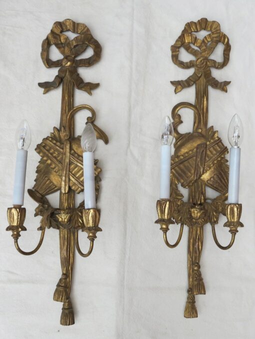 Pair of sconces to the golden wood and golden iron has the waterpot