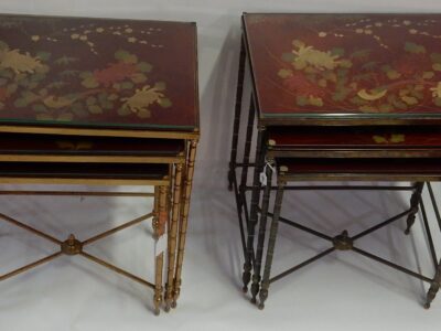 1970' Paire de Séries de 3 Tables Gigognes Style Maison Bagués Decor Bambou en Bronze Doré  Plateaux avec Laque de Chine Rouge Decor de Paysage Avec Oiseau