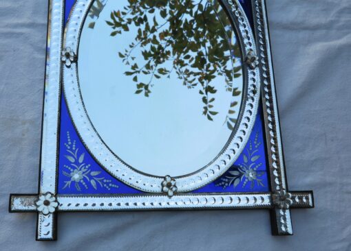 Miroir rectangulaire venitien Napoléon 3 sur cartouches verre bleu cernant un ovale biseauté – Image 3