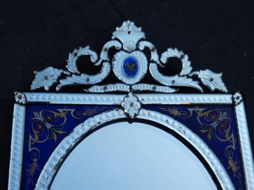 1880/1900' Miroir Venise Rectangulaire à Fronton Avec Cadre en Verre Bleu Orné de Fleurs Emaillées – Image 3