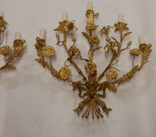 1880' Paire d'Appliques en Bronze Doré à Décor Floral 5 Bras de Lumière – Image 5