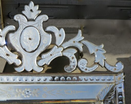 Miroir rectangle avec fronton et ovale en medaillon aux fleurs – Image 7