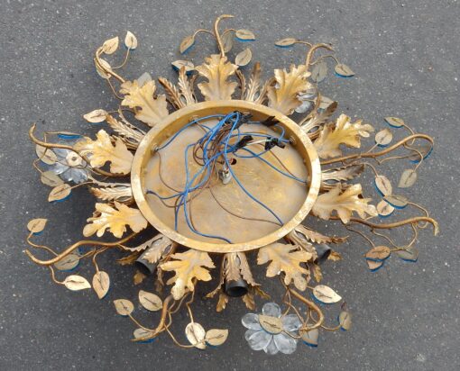 1970' Plafonnier ou Applique à Décor de Fleurs et Feuilles en Métal Doré Style Maison Baguès Feuilles en Verre Coloré Bleu – Image 4