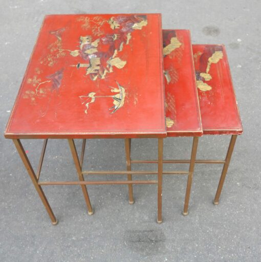 1950/70 'Series of 3 Ramsay House Style Nesting Tables in Gilded Iron Trays Red Chinese Lacquer Landscape Decor With Figures and Pagodas - Image 3