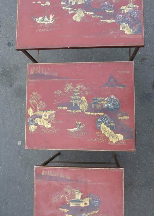 1950/70 'Series of 3 Ramsay House Style Nesting Tables in Gilded Iron Trays Red Chinese Lacquer Landscape Decor With Figures and Pagodas - Image 7