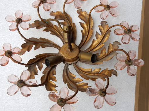 1970' Plafonnier ou Applique à Décor de Fleurs et Feuilles en Métal Doré Style Maison Baguès Feuilles en Verre Coloré Rose – Image 5