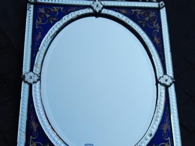 1880/1900' Miroir Venise Rectangulaire à Fronton Avec Cadre en Verre Bleu Orné de Fleurs Emaillées