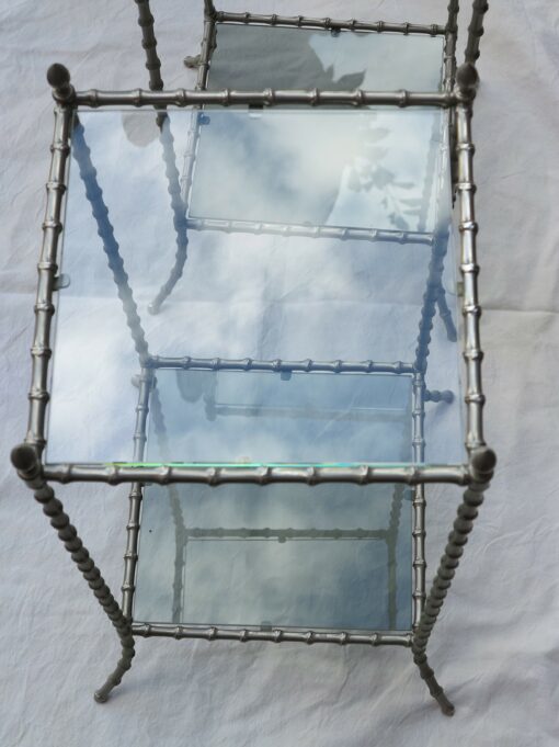 1970' Paire de sellettes modéle bambou  Maison Bagués argentés ou nickelés plateaux fumés et clairs, 35 X 35 cm – Image 4