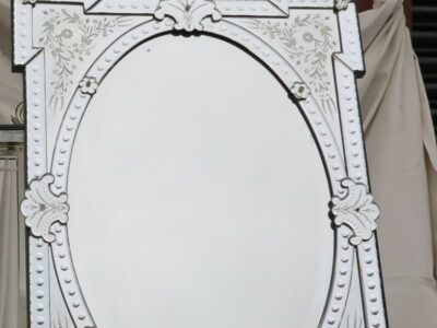 Miroir venitien a cartouches,ovale biseauté et fronton a barette