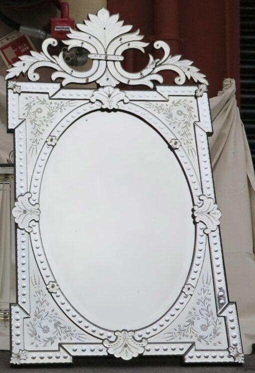 Miroir venitien a cartouches,ovale biseauté et fronton a barette