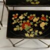 1970' Paire de Séries de 3 Tables Gigognes Style Maison Baguès Décor Bambou en Bronze Doré Plateaux Laque de Chine Noire Décor de Fleurs Avec Oiseaux – Image 7