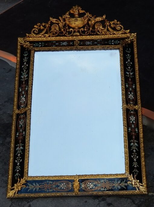 1880/1900' Miroir Venise et Bronze Doré Rectangulaire à Fronton Avec Cadre en Verre Orné de Fleurs Emaillées Fond Noir 137 X 83 cm – Image 2