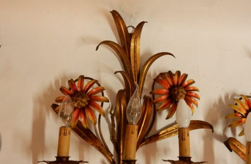 1970' Paire d'Appliques en Métal Peint à Décor de Tournesols – Image 4