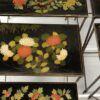 1970' Paire de Séries de 3 Tables Gigognes Style Maison Baguès Décor Bambou en Bronze Doré Plateaux Laque de Chine Noire Décor de Fleurs Avec Oiseaux – Image 8