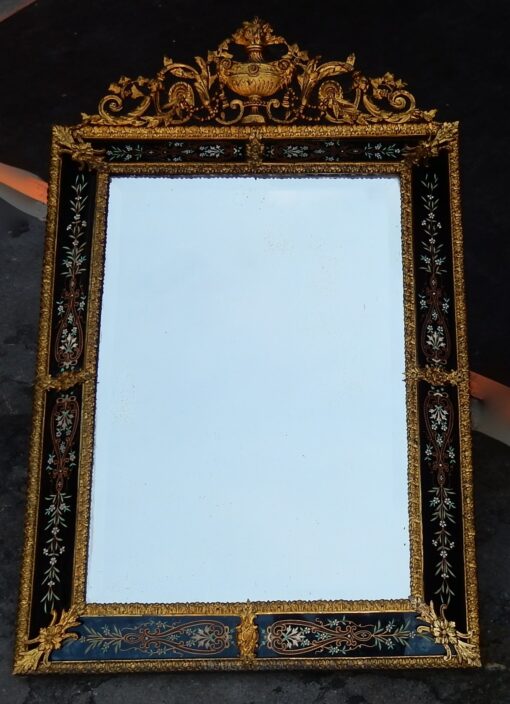 1880/1900' Miroir Venise et Bronze Doré Rectangulaire à Fronton Avec Cadre en Verre Orné de Fleurs Emaillées Fond Noir 137 X 83 cm