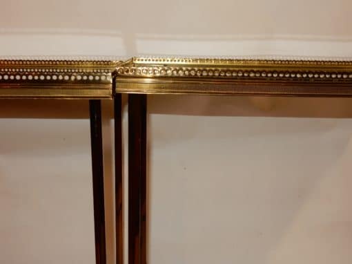 1950/70' Paire de Bouts de Canapés Bronze, Plateaux Miroirs Oxydés Avec Galeries Style Maison Ramsay Avec Entretoise – Image 5