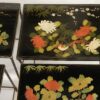 1970' Paire de Séries de 3 Tables Gigognes Style Maison Baguès Décor Bambou en Bronze Doré Plateaux Laque de Chine Noire Décor de Fleurs Avec Oiseaux – Image 5