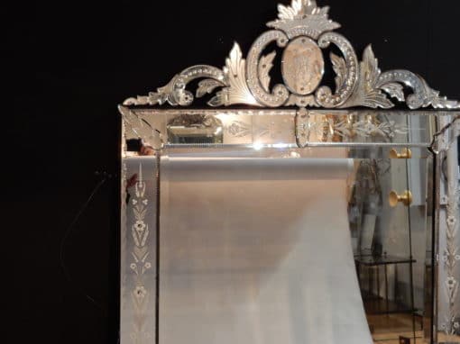 1900's Venetian Mirror with Floral Decor and Pediment 173 x 101 cm - Image 8