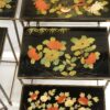 1970' Paire de Séries de 3 Tables Gigognes Style Maison Baguès Décor Bambou en Bronze Doré Plateaux Laque de Chine Noire Décor de Fleurs Avec Oiseaux – Image 6