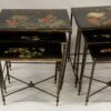 1970' Paire de Séries de 3 Tables Gigognes Style Maison Baguès Décor Bambou en Bronze Doré Plateaux Laque de Chine Noire Décor de Fleurs Avec Oiseaux – Image 3