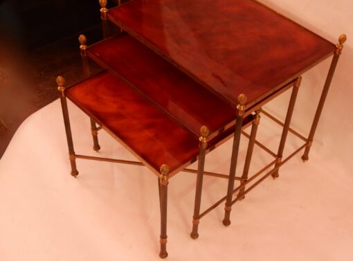 1970 'Series Of 3 Nesting Tables Maison Baguès In Gilt Bronze, 3 Amber Bakelite Trays - Image 4
