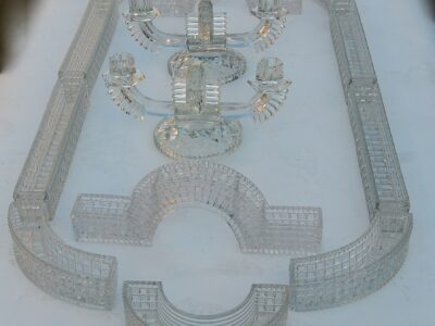 1900′ Centre de Table Chemin de Table en Cristal Moulé de Baccarat Ou St Louis 14 Pièces