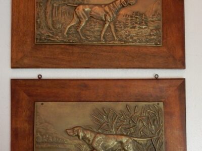 1900 ' Pair Of Bas Reliefs In Bronze On Walnut, Hunting Dogs In Arrest