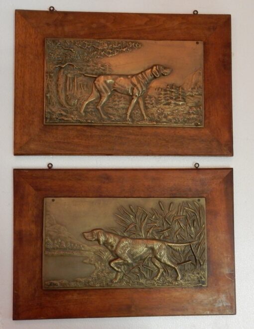 1900' Paire de Bas Reliefs En Bronze Sur Noyer, Chiens D'Arrêt