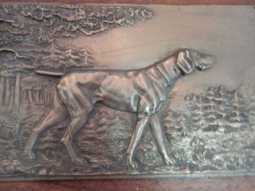 1900' Paire de Bas Reliefs En Bronze Sur Noyer, Chiens D'Arrêt – Image 7