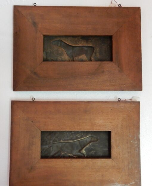 1900' Paire de Bas Reliefs En Bronze Sur Noyer, Chiens D'Arrêt – Image 4