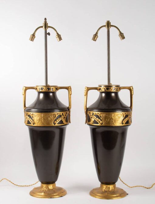 1900' Paire de Lampes Forme Amphore Bronze Double Patine Époque Art Nouveau Jugenstil Décor Aux Puttis Signées Kayser