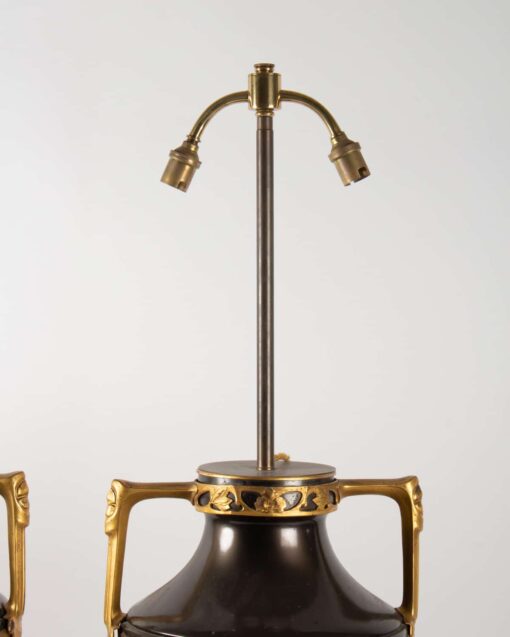 1900' Paire de Lampes Forme Amphore Bronze Double Patine Époque Art Nouveau Jugenstil Décor Aux Puttis Signées Kayser – Image 2