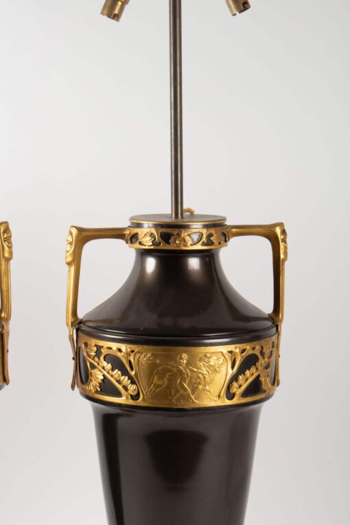 1900' Paire de Lampes Forme Amphore Bronze Double Patine Époque Art Nouveau Jugenstil Décor Aux Puttis Signées Kayser – Image 7