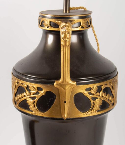 1900' Paire de Lampes Forme Amphore Bronze Double Patine Époque Art Nouveau Jugenstil Décor Aux Puttis Signées Kayser – Image 5