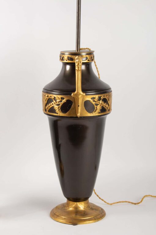1900' Paire de Lampes Forme Amphore Bronze Double Patine Époque Art Nouveau Jugenstil Décor Aux Puttis Signées Kayser – Image 4