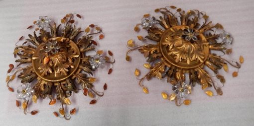 1970′Paire De  Plafonniers ou Appliques à Décor de Fleurs et Feuilles en Métal Doré Et Verre Coloré  Orange Maison Baguès Ou Banci