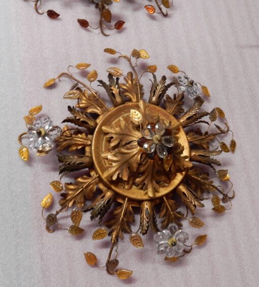 1970′Paire De  Plafonniers ou Appliques à Décor de Fleurs et Feuilles en Métal Doré Et Verre Coloré  Orange Maison Baguès Ou Banci – Image 10