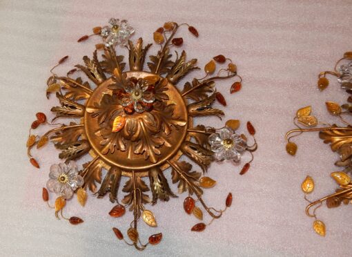 1970′Paire De  Plafonniers ou Appliques à Décor de Fleurs et Feuilles en Métal Doré Et Verre Coloré  Orange Maison Baguès Ou Banci – Image 4