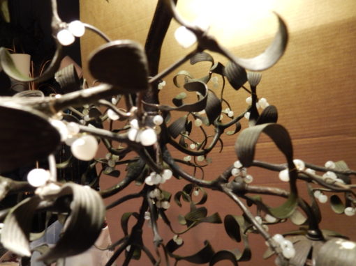 1900' Ball of Mistletoe Art Nouveau Bronze has 3 Bulbs and Pearls Opaline Diameter 50 cm - Image 2