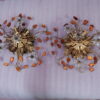 1970′ Paire de Plafonniers ou Appliques à Décor de Fleurs et Feuilles en Métal Doré Style Maison Baguès ou Banci Feuilles en Verre de Couleur Orange – Image 2