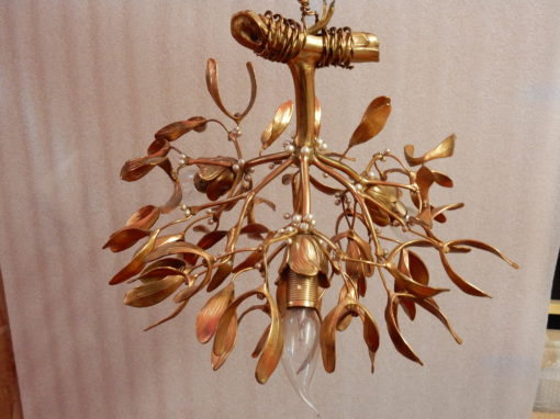 1900′ Lustre Boule de Gui en Bronze Doré Art Nouveau a 3 Lampes Diamètre 43 cm Douilles En Forme De Tulipes – Image 3
