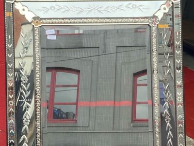1950 ′ Venetian Mirror With Parecloses With Floral Decor And Pediment - 131 x 83 cm
