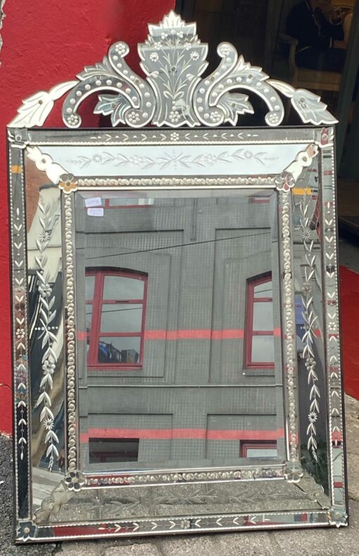 1950 ′ Venetian Mirror With Parecloses With Floral Decor And Pediment - 131 x 83 cm