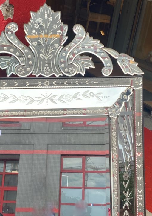 1950 ′ Venetian Mirror With Parecloses With Floral Decor And Pediment - 131 x 83 cm - Image 7