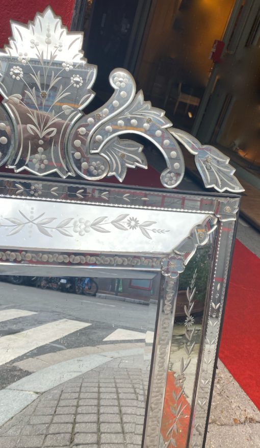 1950 ′ Venetian Mirror With Parecloses With Floral Decor And Pediment - 131 x 83 cm - Image 5