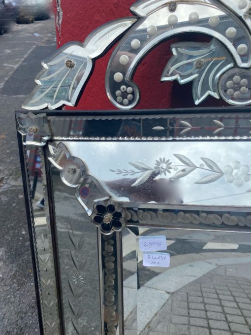 1950 ′ Venetian Mirror With Parecloses With Floral Decor And Pediment - 131 x 83 cm - Image 3