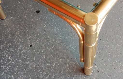 1970' Paire de Tables ou Bouts de Canapés Style Maison Jansen Décor Bambou en Métal Doré 64 x64 cm – Image 11