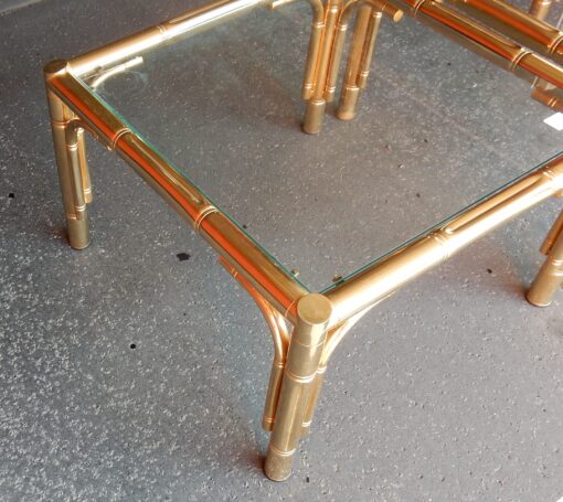 1970' Paire de Tables ou Bouts de Canapés Style Maison Jansen Décor Bambou en Métal Doré 64 x64 cm – Image 6